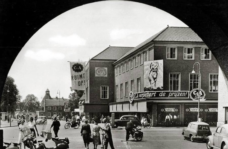 Langestraat 37 hoek van Loenshof C en A ruimt op.jpg