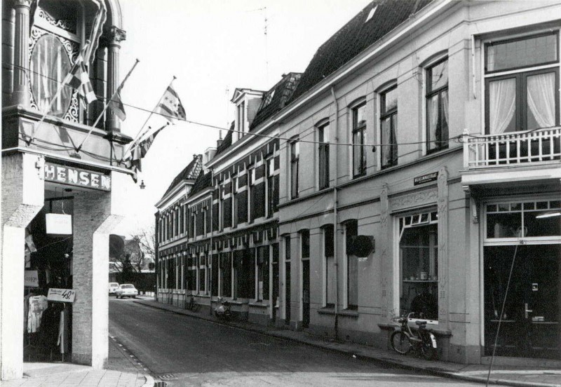 Wilhelminastraat 2-8 hoek Oldenzaalsestraat.jpg