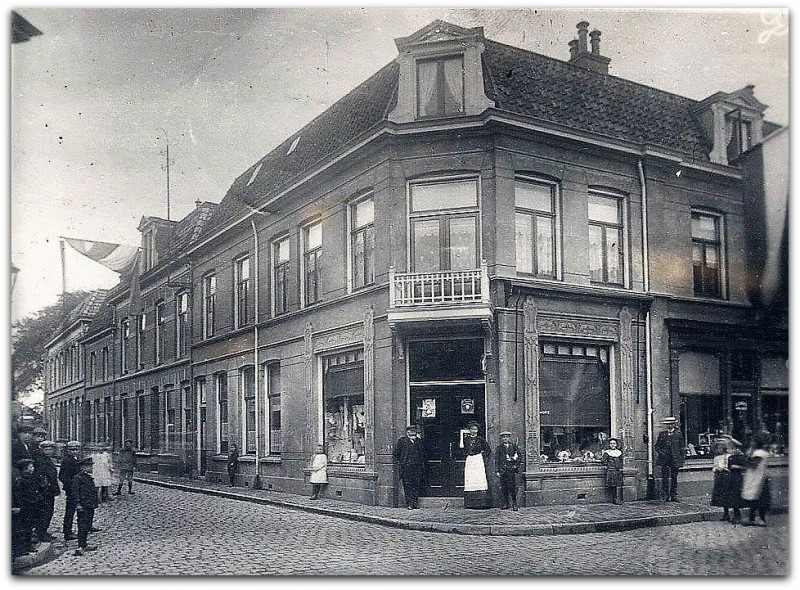 Wilhelminastraat 2, 4, 6, 8 hoek Oldenzaalsestraat  1929-nu-Willelmientje.jpg