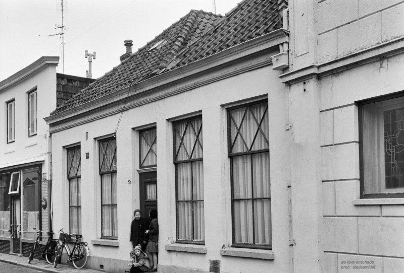 Stadsgravenstraat 57 voormalig kosterswoning. Links cafetaria Schippers..jpg