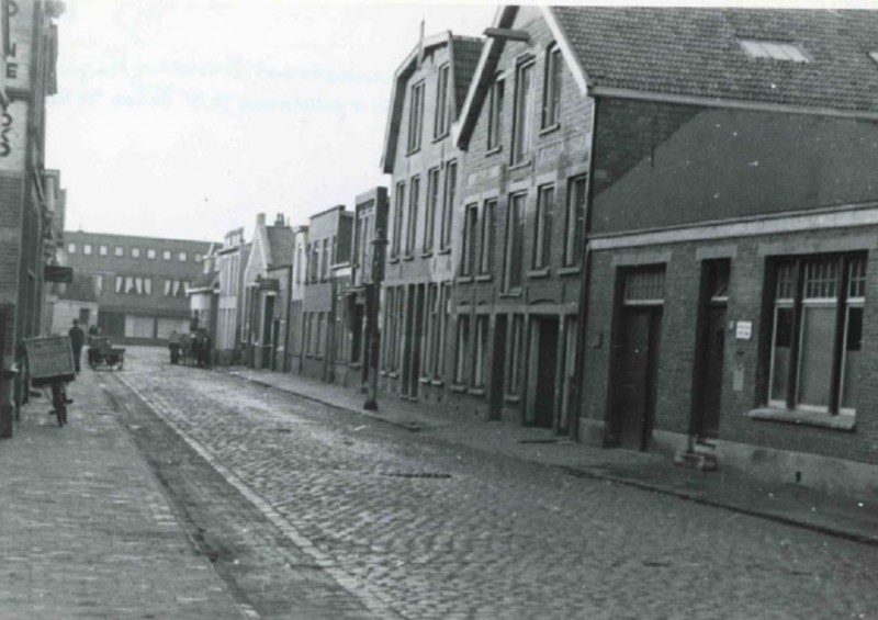 Beukinkstraat vanaf de hoek Brinkstraat richting Kuipersdijk, Kalanderstraat met Enschedesche Ijsfabriek. jan. 1944.jpg