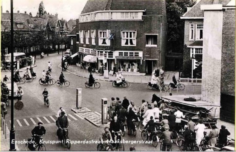 Ripperdastraat hoek Haaksbergerstraat 1950.jpg