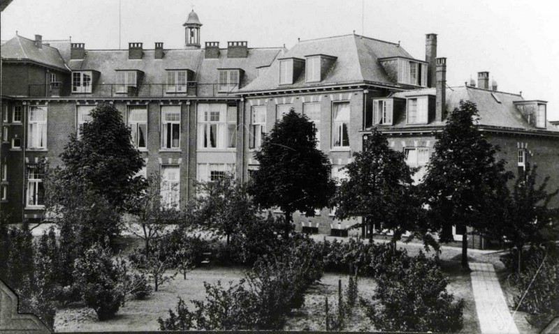 Bisschopstraat Westelijke vleugel van het RK ziekenhuis St. Jozef 28-5-1928.jpg