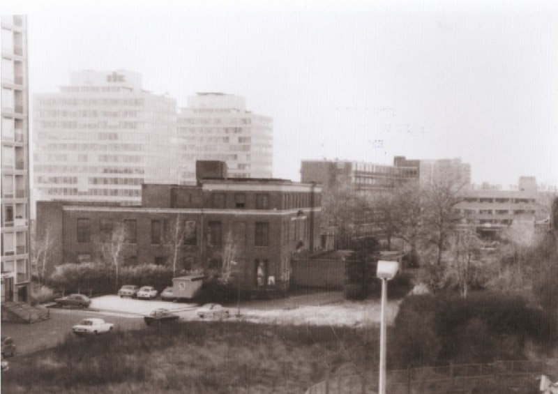 Veenstraat 72 Voormalig ziekenhuis Ziekenzorg met op de achtergrond de Twentec-torens met ITC 1977.jpg