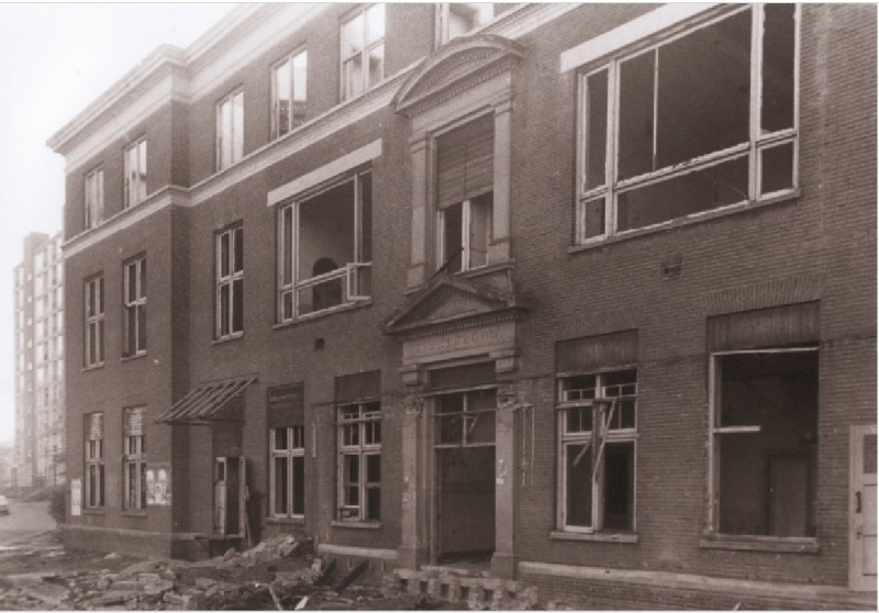 Veenstraat 72 Hoofdingang van voormalig ziekenhuis Ziekenzorg ten tijde van de afbraak nov. 1977.jpg