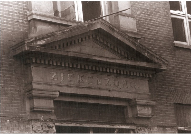 Veenstraat 72 Fronton boven de hoofdingang van voormalig ziekenhuis Ziekenzorg ten tijde van de afbraak nov. 1977.jpg