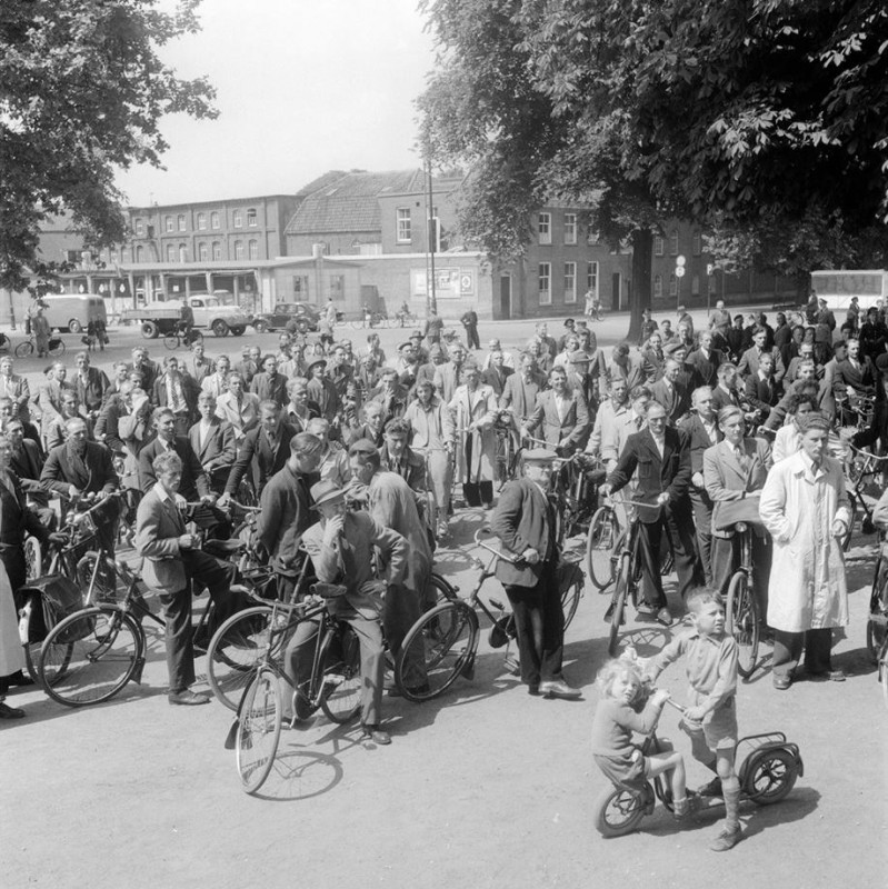 Van Loenshof, achter de boom is Zuiderhagen Vredestein staking 1952.jpg