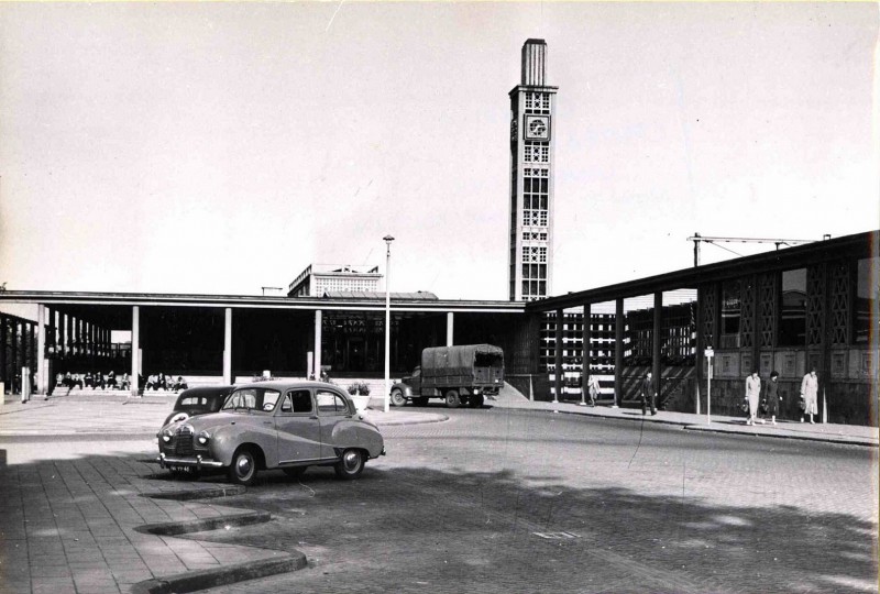 Stationsplein 1955 Zicht op NS-station, hoofdingangzijde. vrachtwagen.jpg