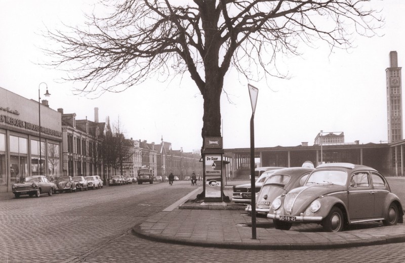 Stationsplein gezien vanuit oostelijke richting met rechts station Nederlandse Spoorwegen links Nico ter Kuile.jpg