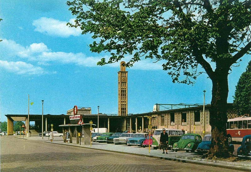 Stationsplein Het station busstation.jpg