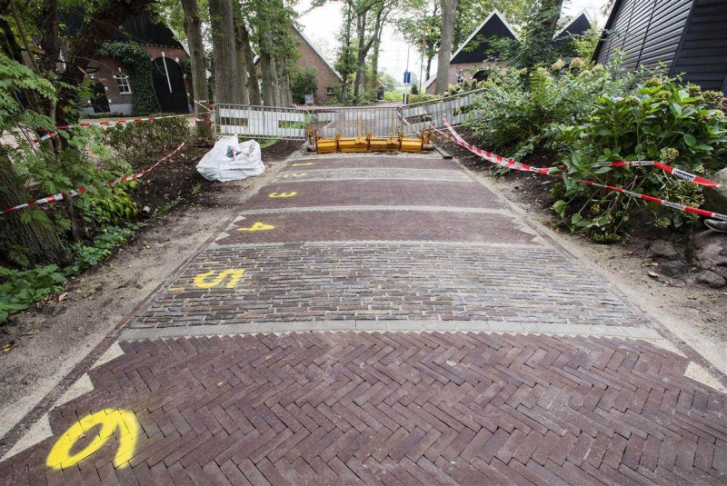 Geen oude klinkers, maar nieuwe waaltjes voor veelbesproken weg op Usseler Es in Enschede.jpg