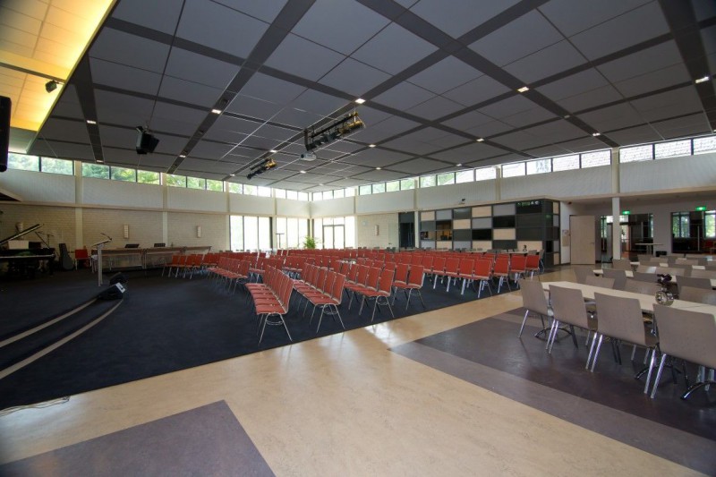 Usselerschoolweg 50 grote zaal in de oude Usselerschool voor bijeenkomsten o.m. Christelijke Gemeenschap Nederland.jpg