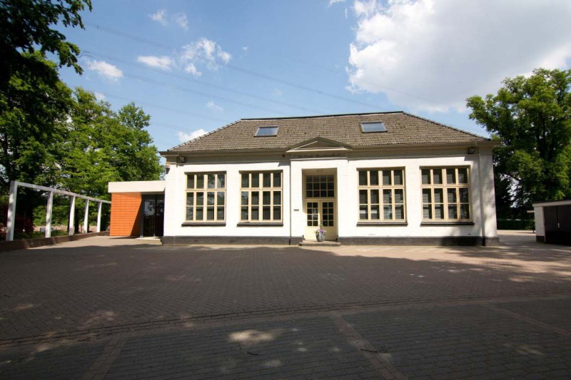 Usselerschoolweg 50  de oude Usselerschool o.m. locatie van de Christelijke Gemeenschap Neerland (Noorse Broeders).jpg