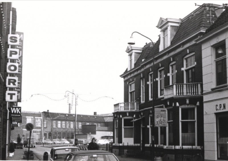 Oldenzaalsestraat 44-46 rechts 1975.jpg