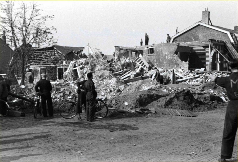 Brinkstraat Hoek Javastraat. Getroffen huizen na bombardement van 10.10.1943.jpg