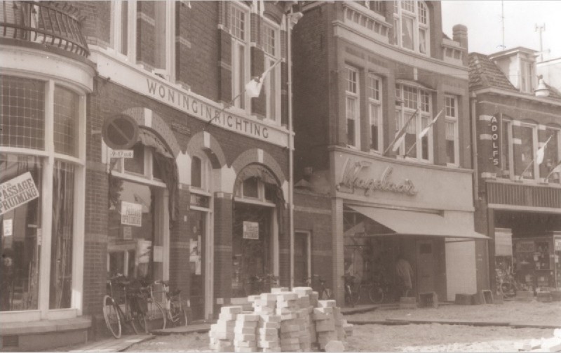 Burgemeesterstraat 1-3 Winkelpanden, o.a. firma's Wagelaar en Adolfs 1967.jpg