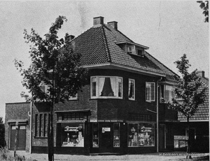 B.W. ter Kuilestraat 215 hoek Elferinksweg winkel Twentse Coöperatie Tot Steun in den Strijd.jpg