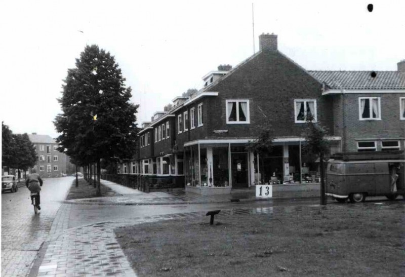 Zweringweg 174 Hoek Robersstraat met winkelpand fa.Willekes electro 1960.jpg
