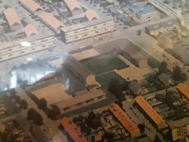 Nicolaas Maesstraat Kardinaal de Jongschool en Titus Brandsmaschool aan Jan Vermeerstraat op luchtfoto Stadsveld.jpg