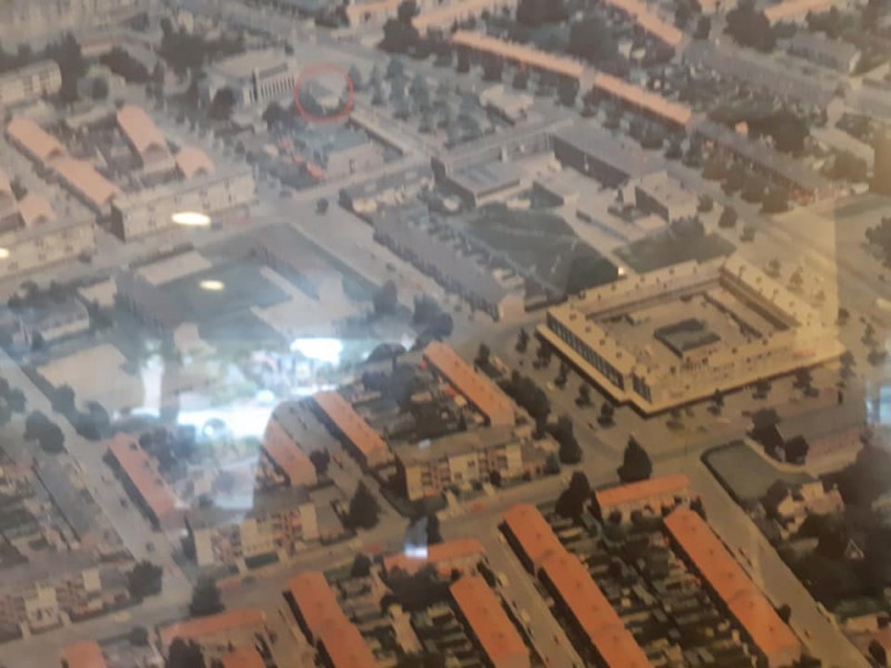 Nicolaas Maesstraat luchtfoto Stadsveld met Kardinaal de Jongschool en winkelcentrum Stadsveld.jpg