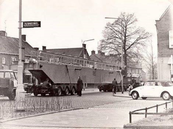 Haaksbergerstraat hoek Pathmossingel transport Van Wezel.jpg