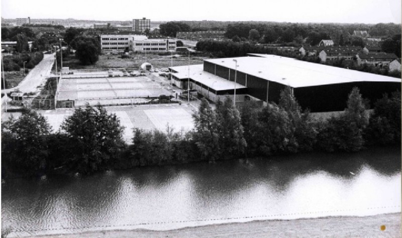 De Reulver 120  Overzicht sportcomplex Veenstra, op achtergrond RK-MEAO 1978.jpg
