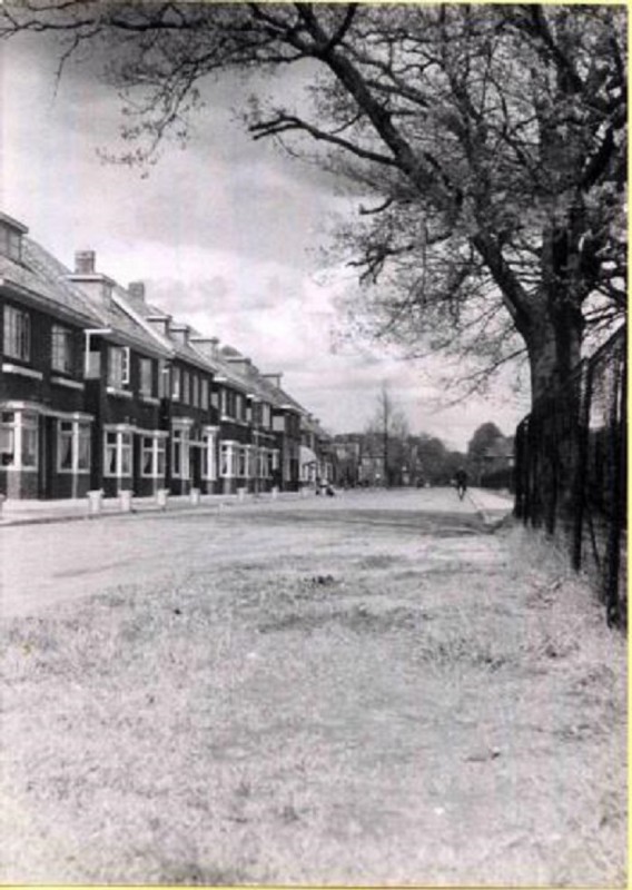 Broekheurnerweg nu Wethouder Elhorstraat  tussen de Burg. Jacobsstraat en de Zuiderstraat richting Getfertsingel. mei 1943.jpg