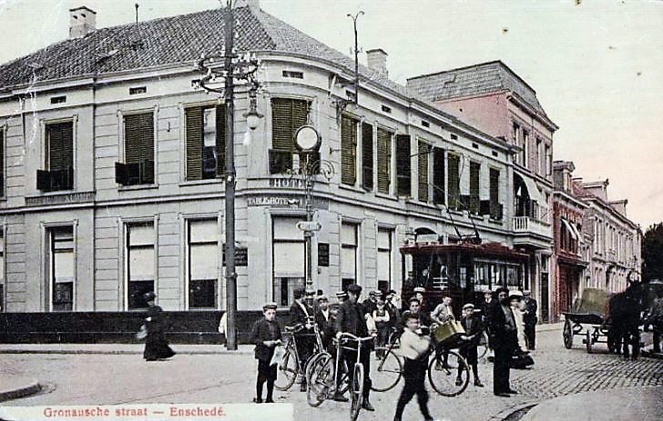 Gronausestraat 1 hoek Oldenzaalsestraat Hotel De Klomp 1920.jpg