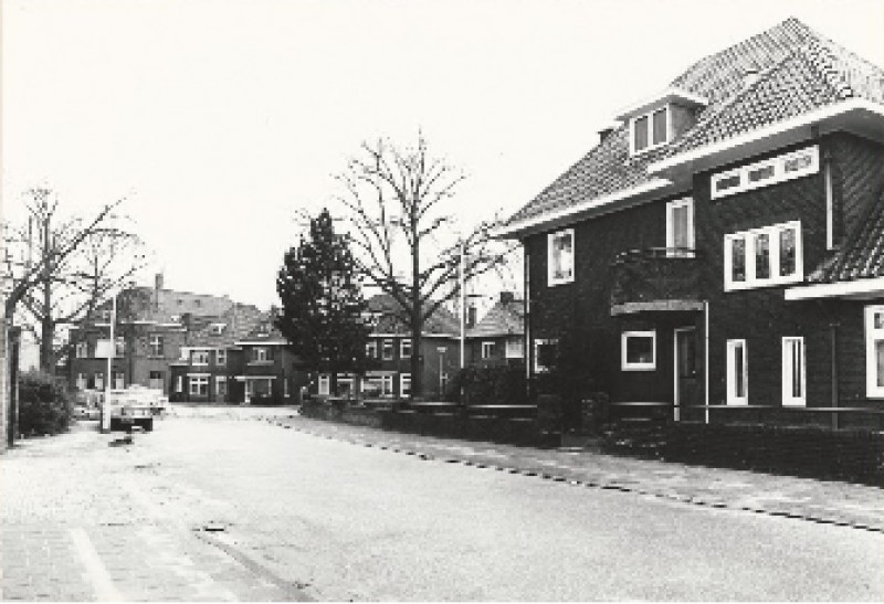 Nieuwe Schoolweg 28 Achteraan de Van Alphenstraat met links de Keuringsdienst van Waren. 2-4-1980.jpg