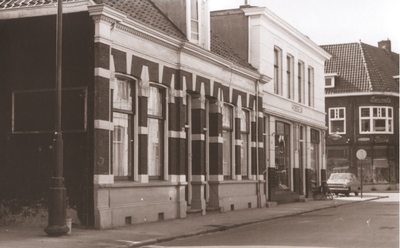 Oldenzaalsestraat 83-85 woningen en winkels, o.a. H. Obdeijn, Bervoets, Bally. Rechts is de ingang naar de Van Lochemstraat zichtbaar 1967.jpg