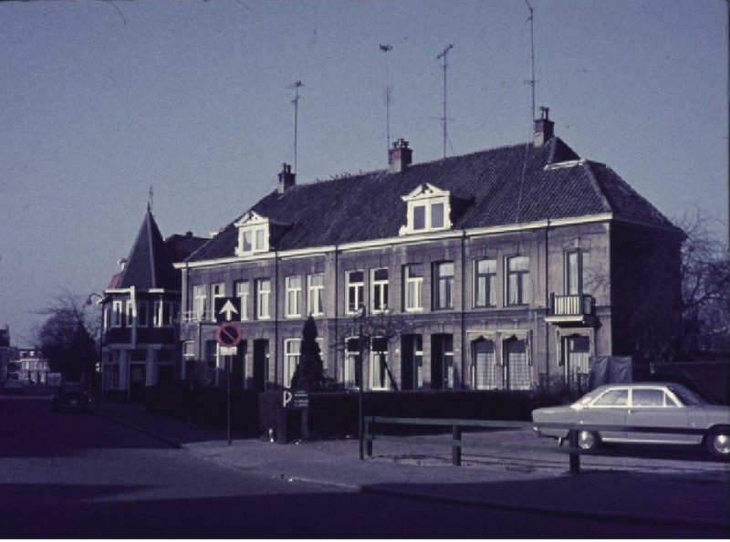 Emmastraat 2 Voorzijde woningen op de hoek met de Haalsbergerstraat 1-2-1970.jpg