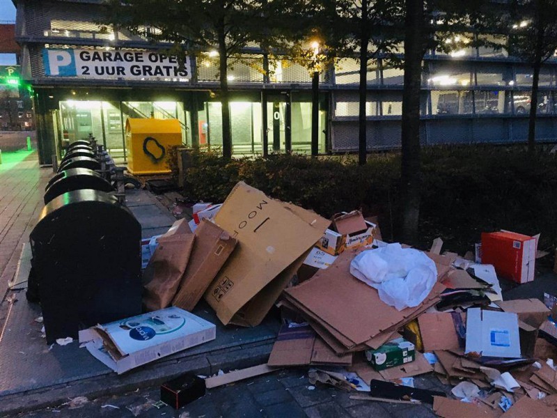 Container weggehaald puinhoop bij milieuplein op Roombeek.jpg