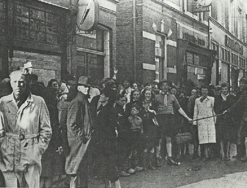 Haaksbergerstraat 22 Adolfs en Pennink het eerste legale nummer van het Parool. bevrijding april 1945.jpg