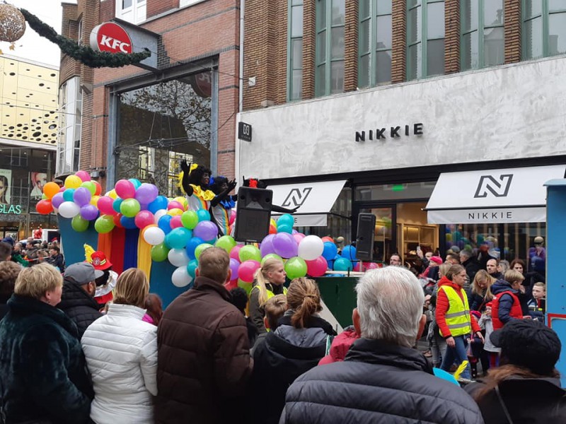 Langestraat Pieten op weg naar het Stadhuis 16-11-2019.jpg