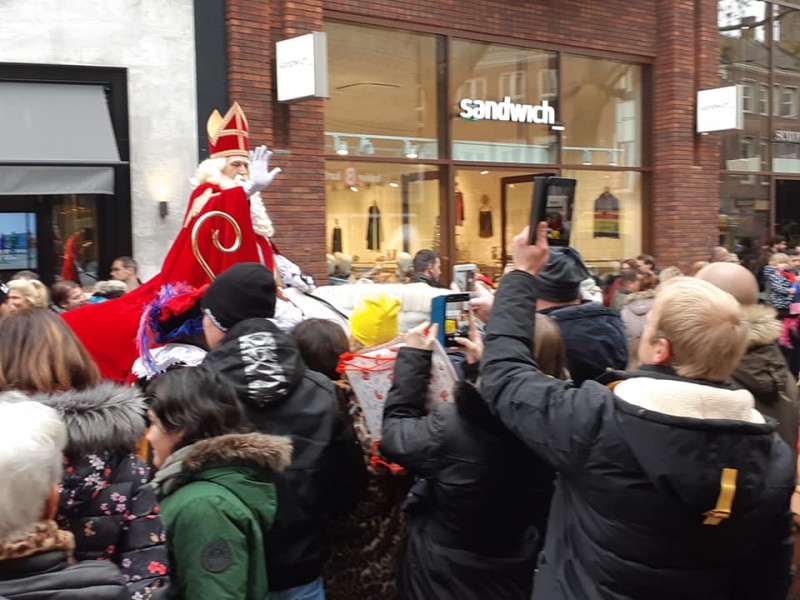 Langestraat Sint op weg naar het Stadhuis 16-11-2019.jpg