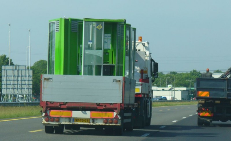 de laatste telefooncellen worden afgevoerd  (1).JPG