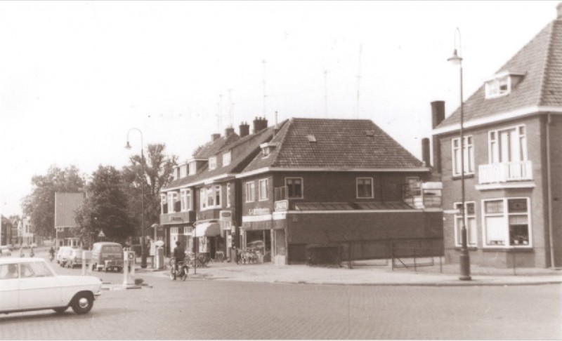 Volksparksingel 2 e.v. Voorzijde woningen en winkels o.a. fietsenwinkel Van 't Slot, bakkerij Ter Bekke 1967.jpg