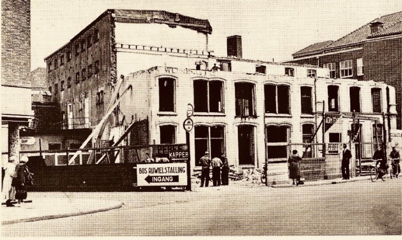 Van Loenshof hoek Walstraat sloop kantoor en magazijn Fa. Jannink aug. 1958 hoge gedeelte nu Sonnevanck staat er nog.jpg