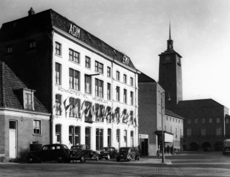 Windbrugplein 12 toto 1954 daarna het Van Loenshof 12. Het voormalige pakhuis van Gerhard Jannink & Zonen ten tijde van de foto Enschedese Woningtextiel en Meubelenfabriek AGIM.jpg