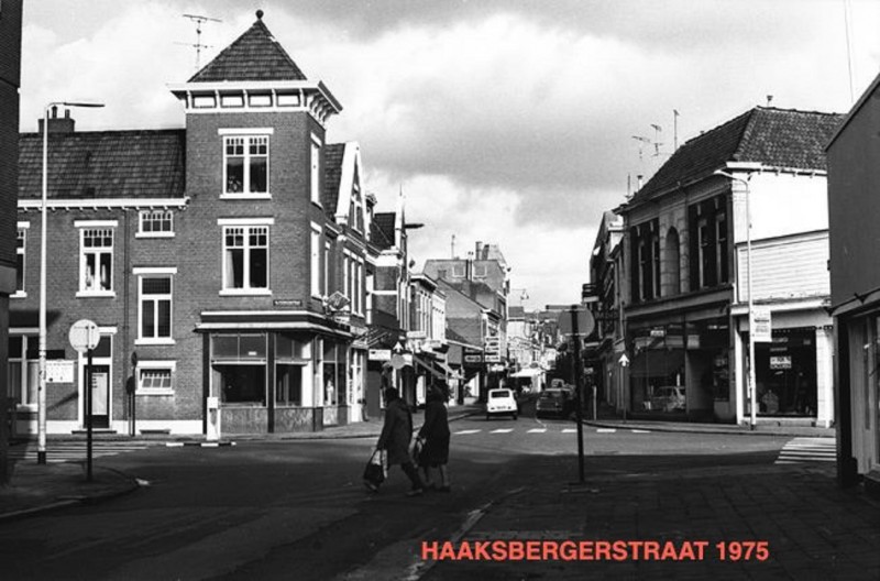 Haaksbergerstraat 40 Bakker Boelens en 46 foto Weise 1975.jpg