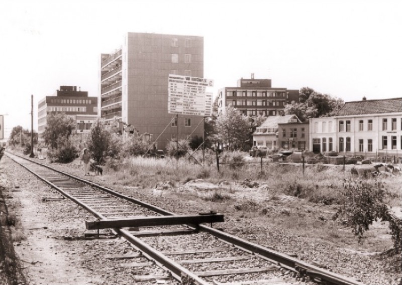 Molenstraat Links dienstgebouw Openbare Werken midden woongebouw voor buitenlandse werknemers en rechts daarnaast het gebouw van het Maatschappelijk Centrum van het Leger des Heils. rechts de Machinefabriek Sanders 1986.jpg