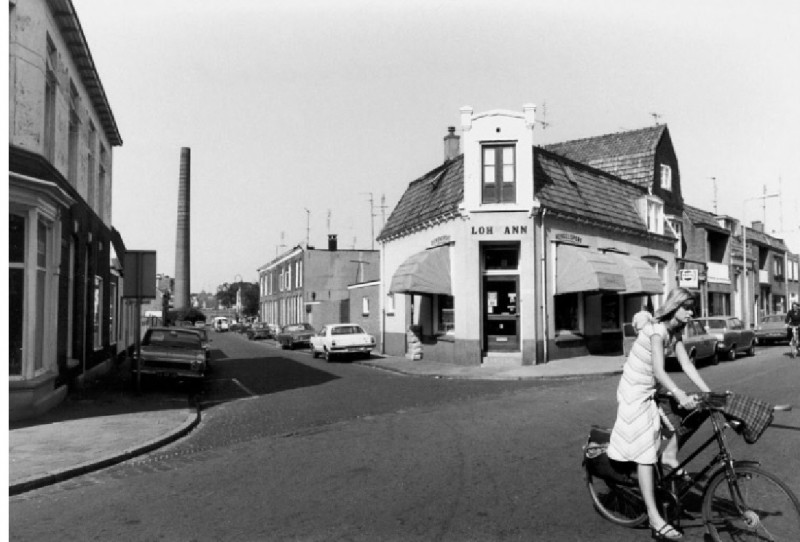 Lipperkerkstraat 119 hoek met de Tweede Bothofdwarsstraat. O.a. Cafetaria Hoky Poky en dierensport hengelsport Lohmann.jpg