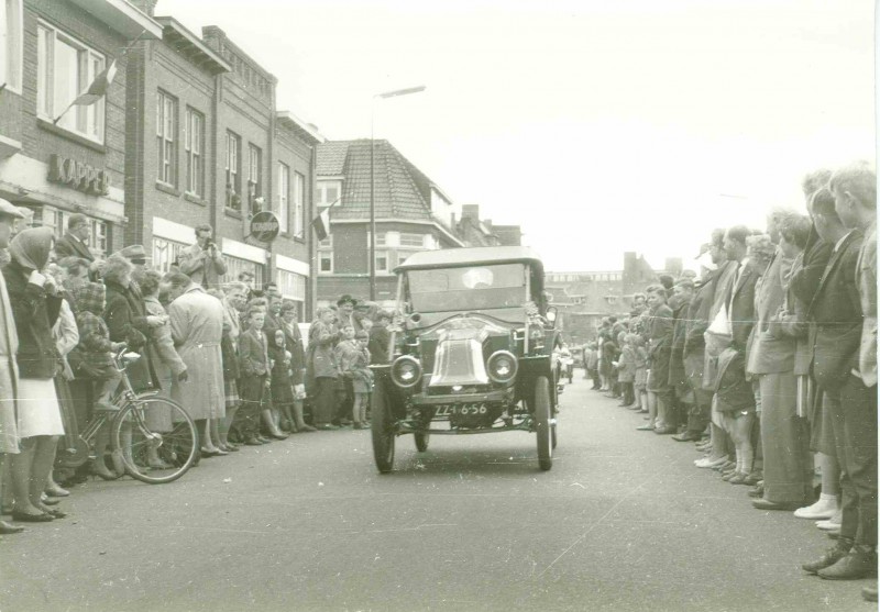 C.F. Klaarstraat 16-18  Oldtimer in optocht ten tijde van tentoonstelling 3 x A. Knoop en Kapper 1962.jpg
