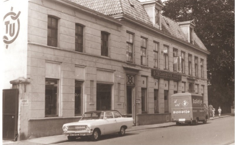 De Klomp 49 vroeger Gronausestraat 49 Voorzijde winkel van de Technische Unie (T.U.) 1967.jpg