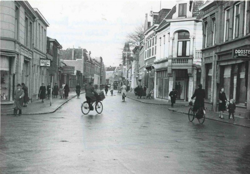 Oldenzaalsestraat 16-18 rechts Wilhelminastraat modezaak Hensen  café De Halve Maan. achtergrond De Faam. Feb. 1944.jpg