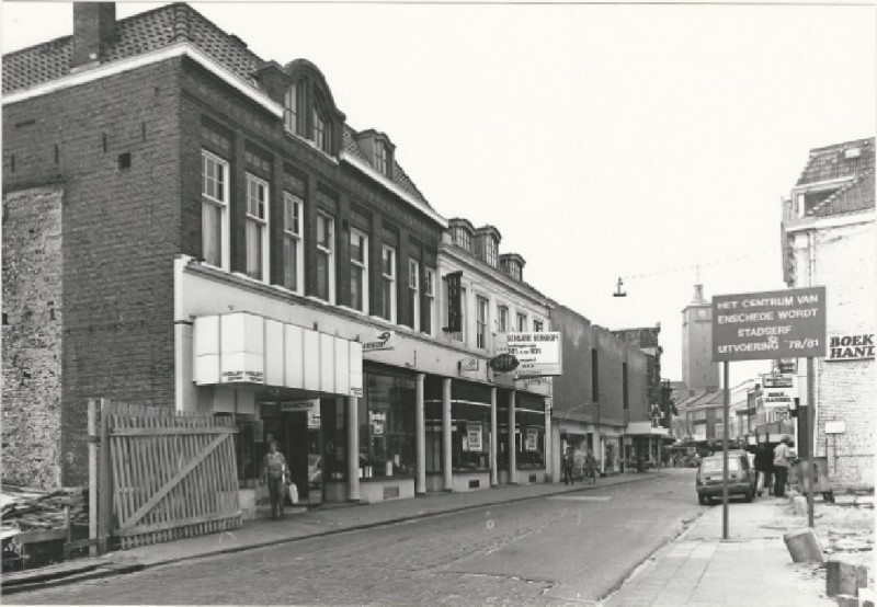 De Klomp 12-16 vroeger Gronausestraat  winkelpanden, met o.a. boekhandel Van de Broek & Adolfs en apotheek Holst..jpg