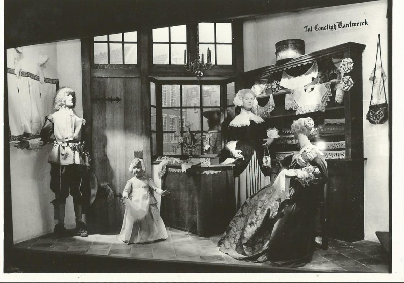 Boulevard 1945Twents-Gelders Textielmuseum Enschede. 17e eeuwse kantwinkel.jpg