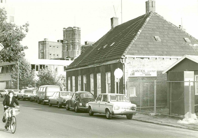 Molenstraat In oostelijke richting, met gedeelte van textielfabrieken van Heek en Co. sept. 1981.jpg