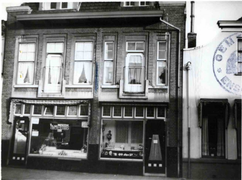 Haaksbergerstraat 57 slagerij van Mourik; nr. 59 horlogerie Kleve 1962.jpg