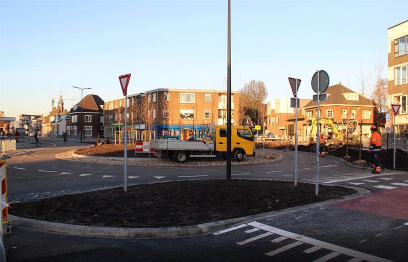 Raiffeisenstraat in Enschede vrijdag weer open, mét groene ovatonde.jpg